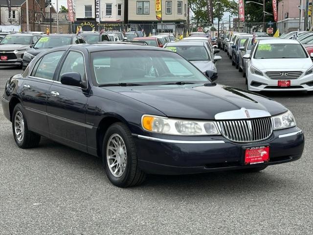 used 2000 Lincoln Town Car car, priced at $9,995