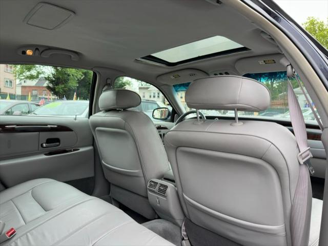used 2000 Lincoln Town Car car, priced at $9,995