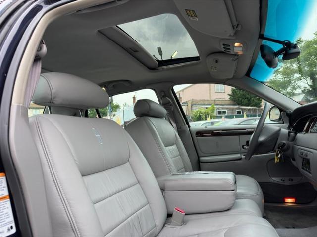 used 2000 Lincoln Town Car car, priced at $9,995