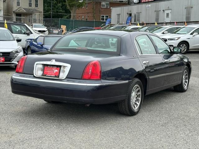 used 2000 Lincoln Town Car car, priced at $9,995