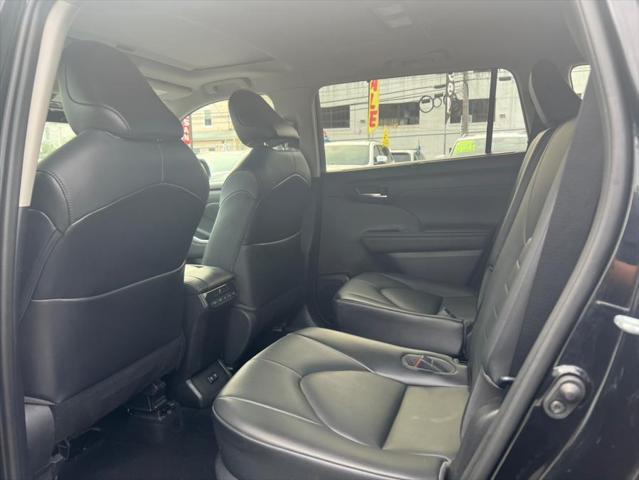 used 2021 Toyota Highlander car, priced at $31,395