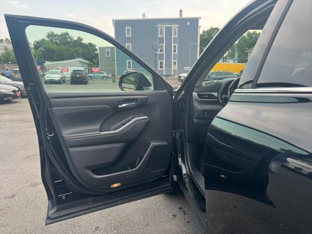 used 2021 Toyota Highlander car, priced at $31,395