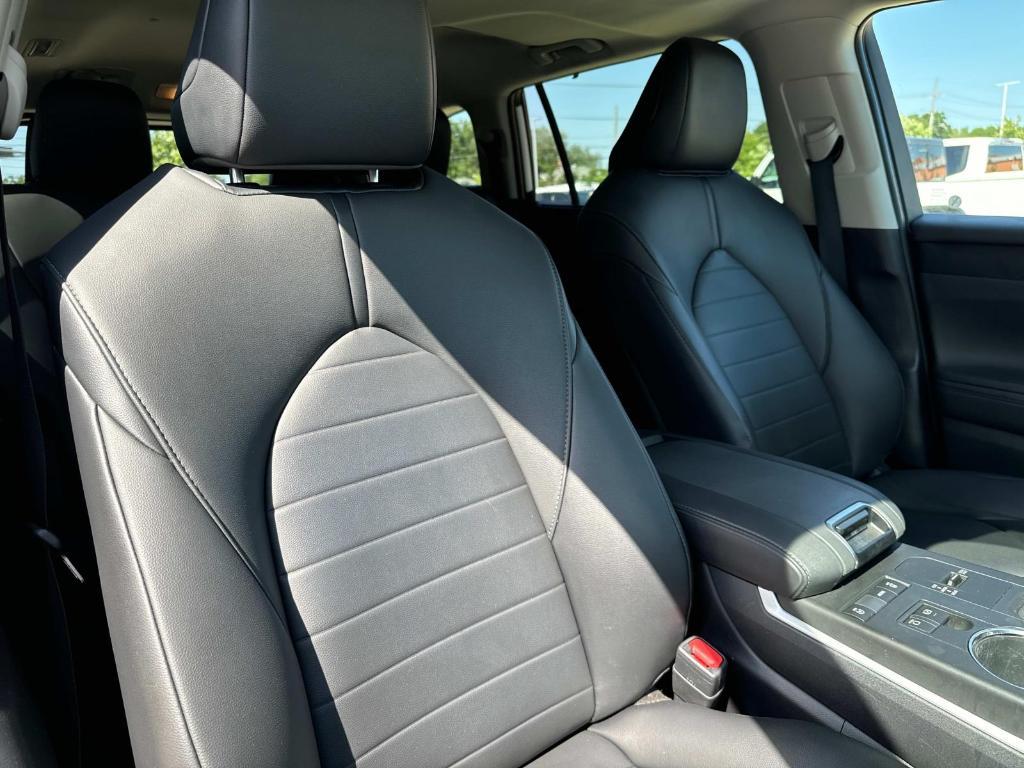 used 2021 Toyota Highlander car, priced at $29,894