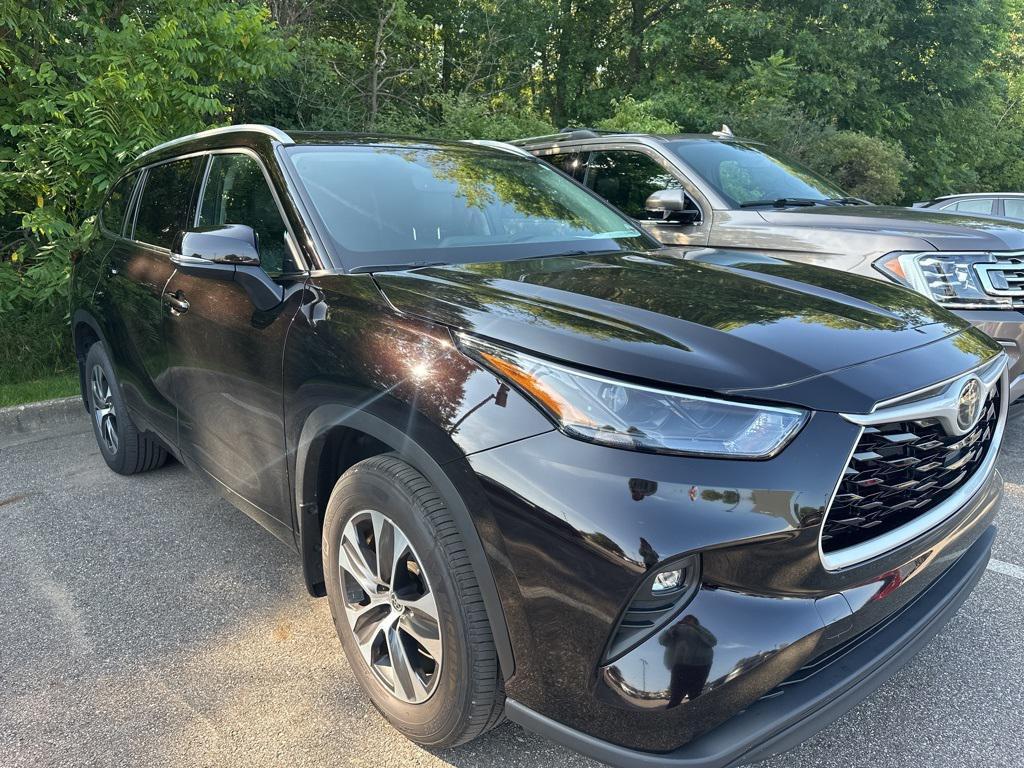used 2022 Toyota Highlander car, priced at $38,549