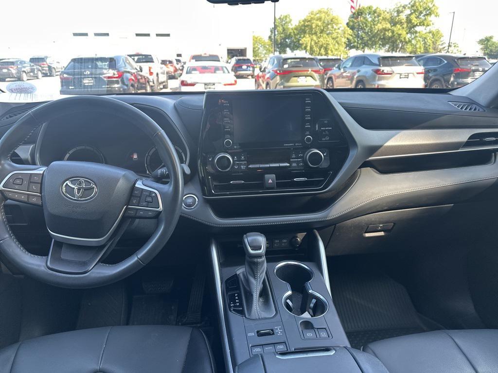 used 2022 Toyota Highlander car, priced at $38,549