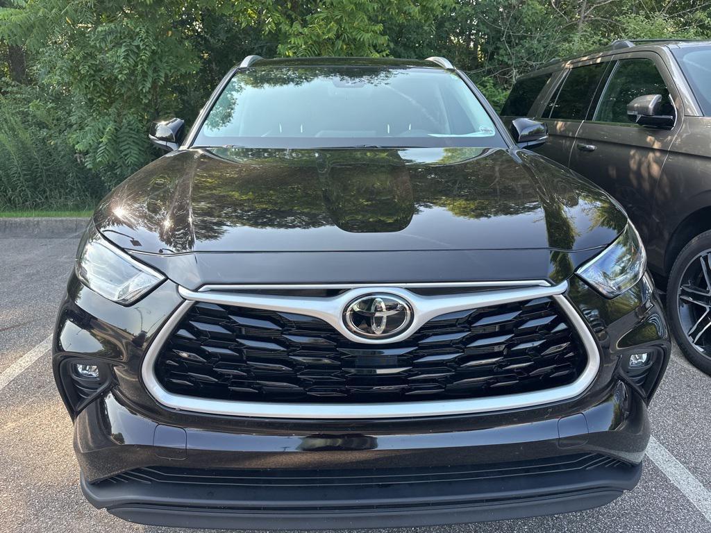 used 2022 Toyota Highlander car, priced at $38,549