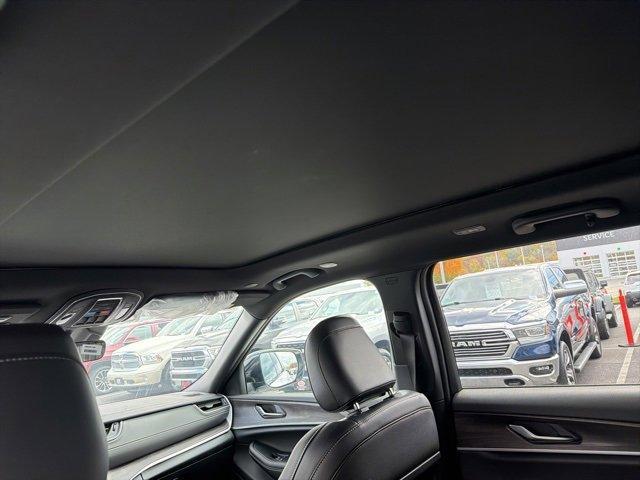 new 2025 Jeep Grand Cherokee car, priced at $49,297