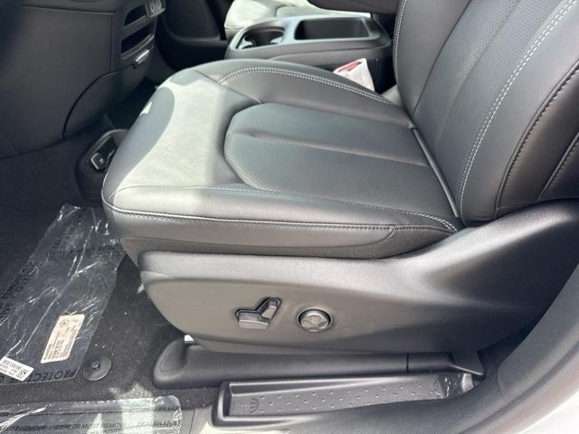 new 2025 Chrysler Pacifica car, priced at $45,753