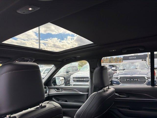 new 2025 Jeep Grand Cherokee car, priced at $49,833