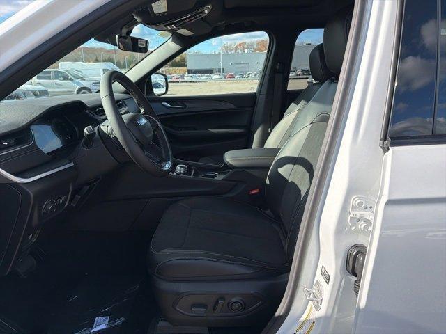 new 2025 Jeep Grand Cherokee car, priced at $45,672