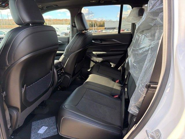 new 2025 Jeep Grand Cherokee car, priced at $45,672