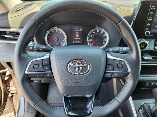 used 2021 Toyota Highlander car, priced at $31,670