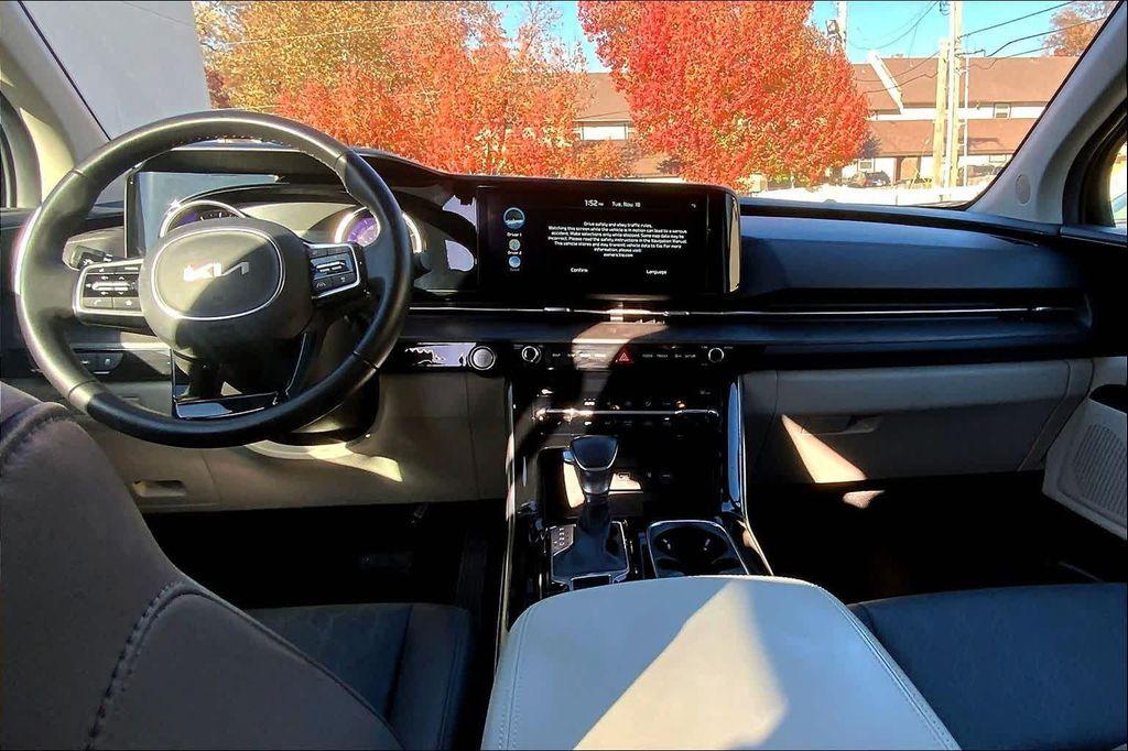 used 2024 Kia Carnival car, priced at $33,898