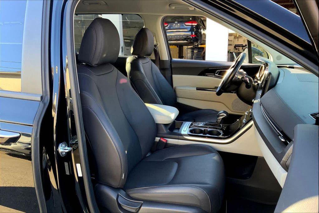 used 2024 Kia Carnival car, priced at $33,898