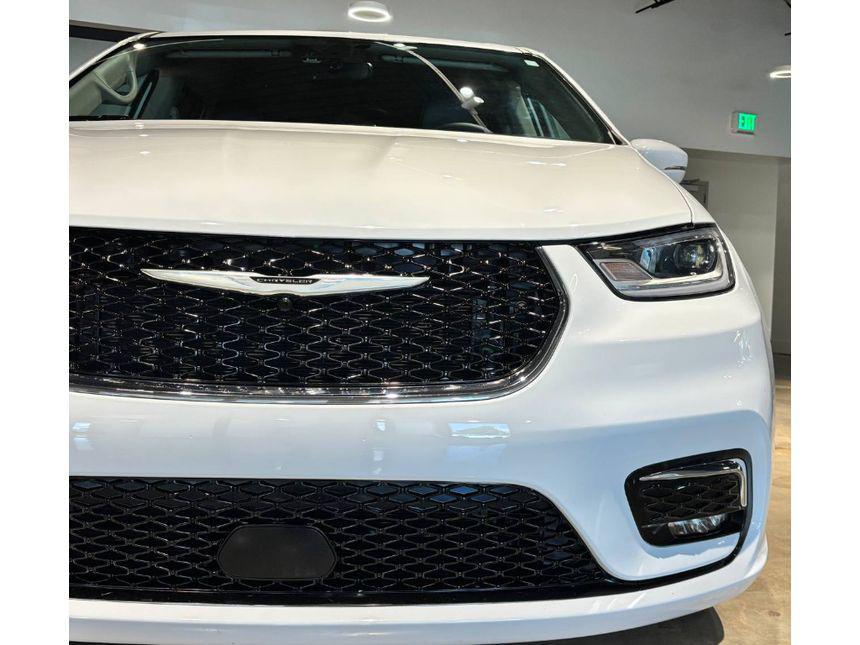 used 2022 Chrysler Pacifica Hybrid car, priced at $25,999