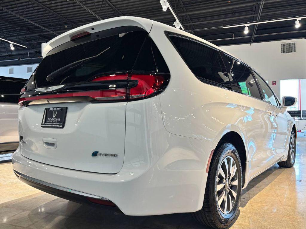 used 2022 Chrysler Pacifica Hybrid car, priced at $25,999