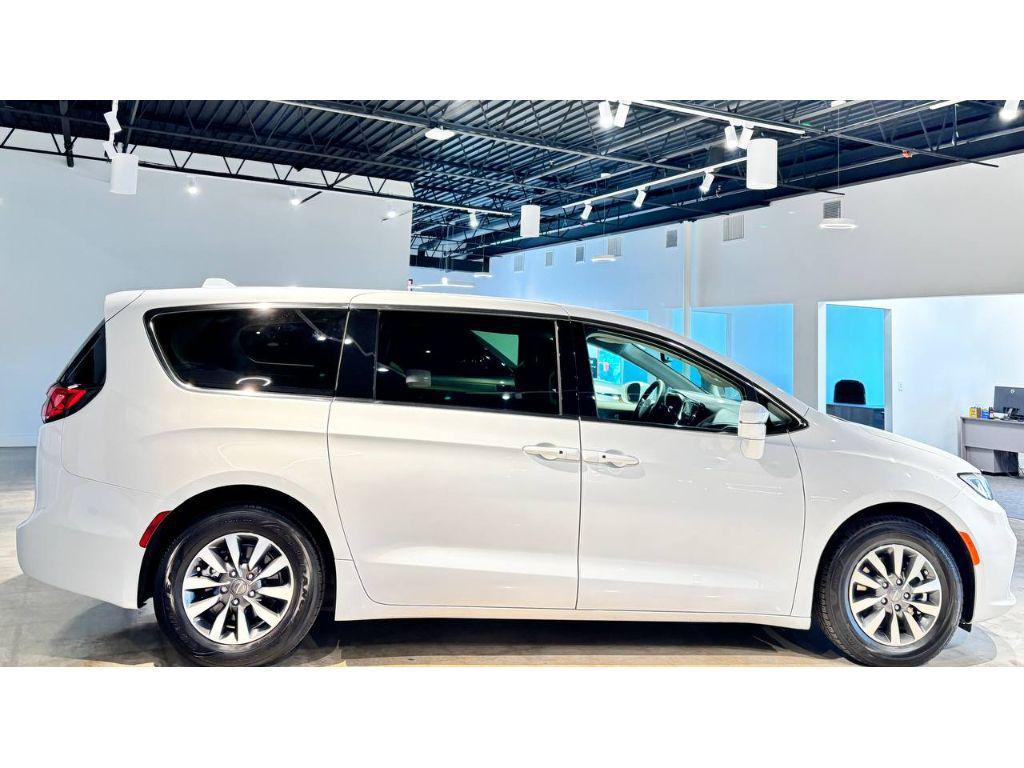 used 2022 Chrysler Pacifica Hybrid car, priced at $25,999