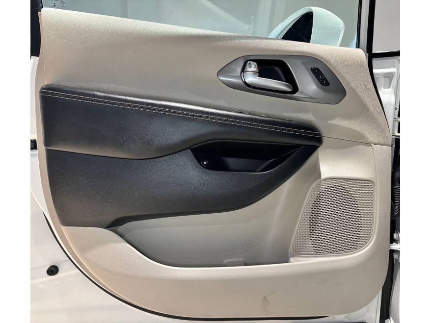 used 2022 Chrysler Pacifica Hybrid car, priced at $25,999