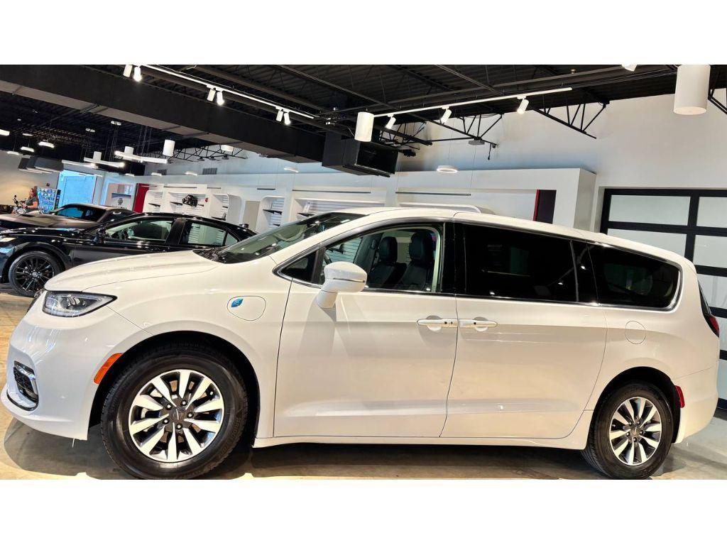 used 2022 Chrysler Pacifica Hybrid car, priced at $25,999