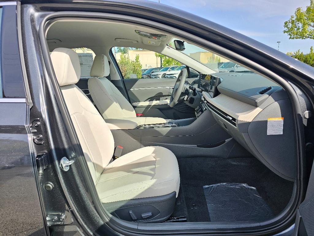 new 2025 Hyundai Sonata Hybrid car, priced at $30,942