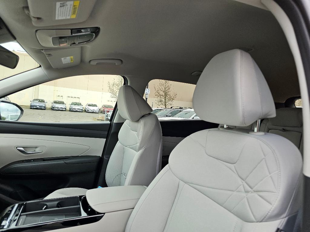 new 2025 Hyundai TUCSON Hybrid car, priced at $33,576