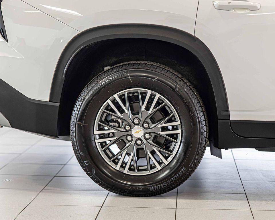 used 2025 Chevrolet Traverse car, priced at $38,508