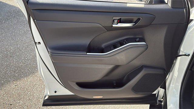 used 2022 Toyota Highlander car, priced at $34,999