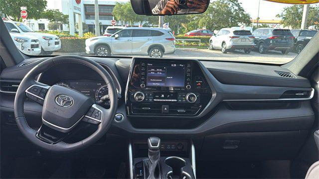 used 2022 Toyota Highlander car, priced at $34,999