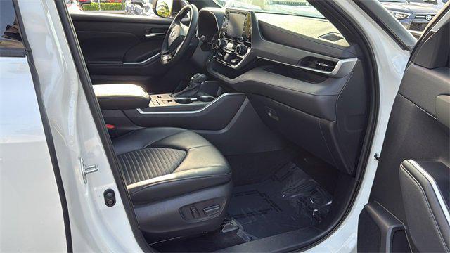 used 2022 Toyota Highlander car, priced at $34,999