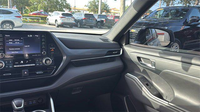used 2022 Toyota Highlander car, priced at $34,999