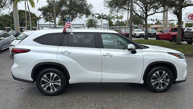 used 2022 Toyota Highlander car, priced at $32,397