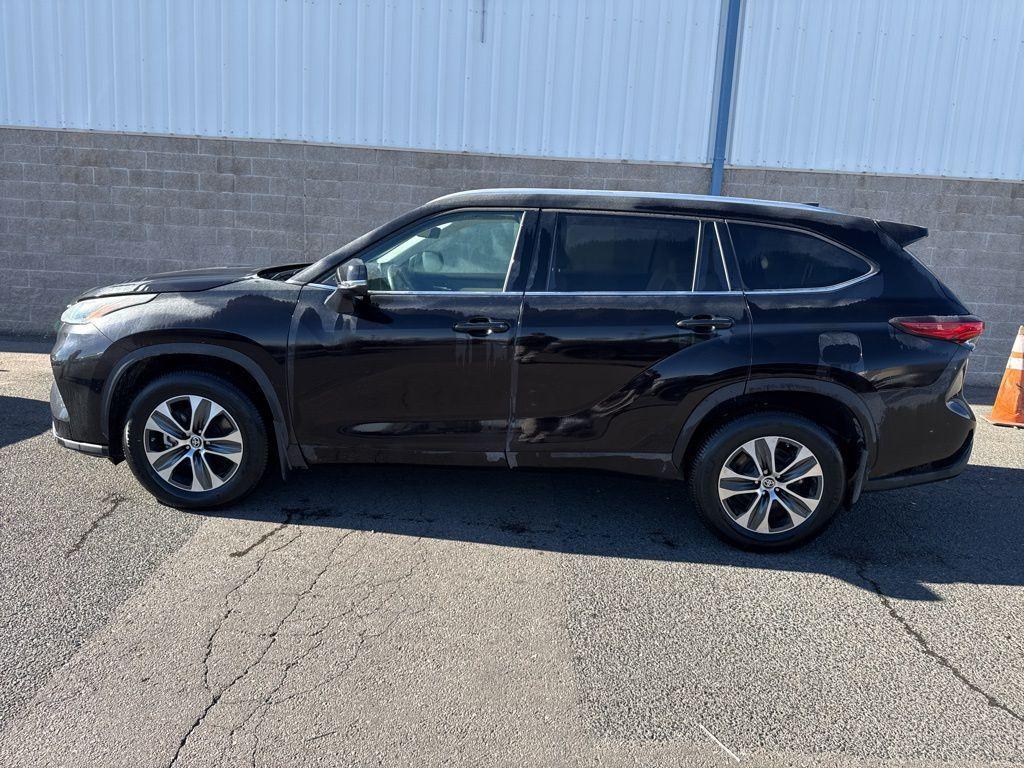 used 2022 Toyota Highlander car, priced at $38,589