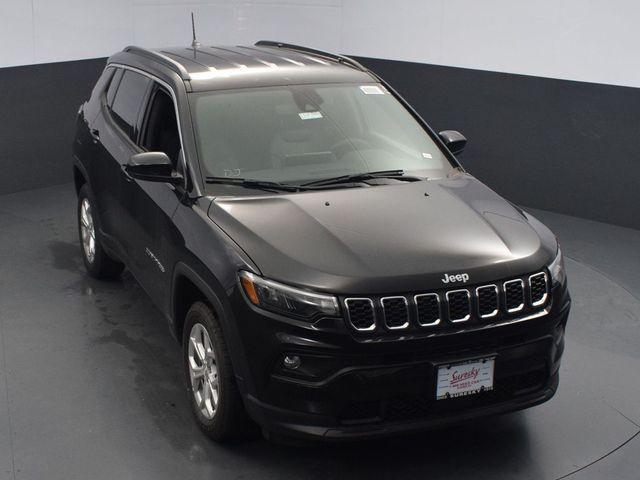 new 2024 Jeep Compass car, priced at $30,000