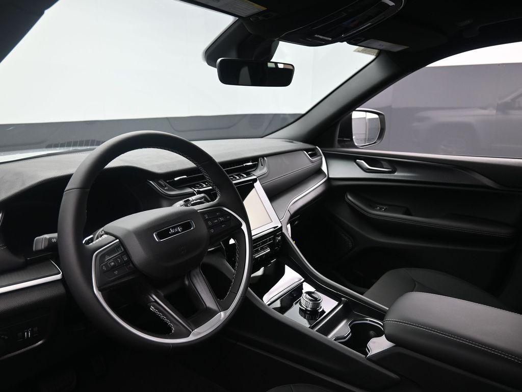 new 2025 Jeep Grand Cherokee car, priced at $40,165