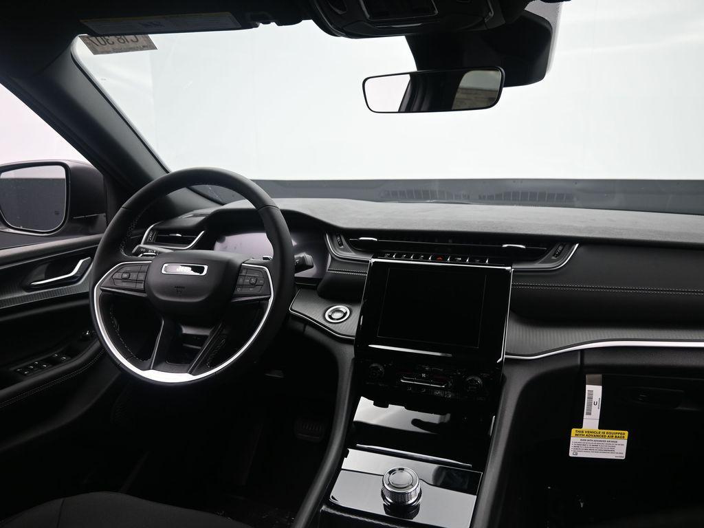 new 2025 Jeep Grand Cherokee car, priced at $40,165