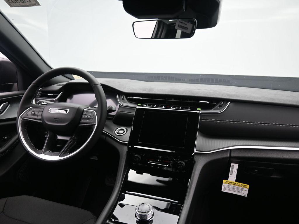 new 2025 Jeep Grand Cherokee car, priced at $40,845