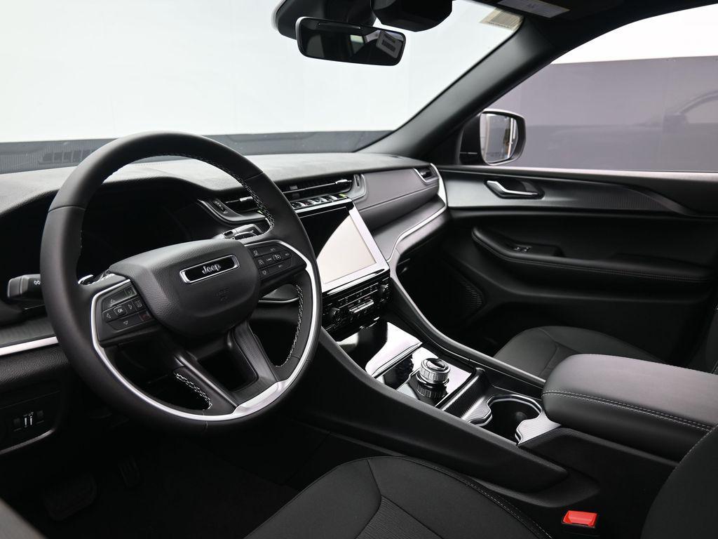 new 2025 Jeep Grand Cherokee car, priced at $40,845