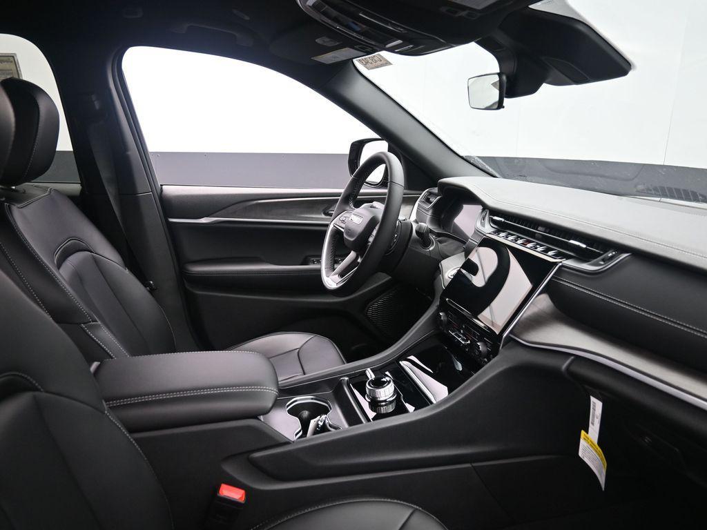 new 2025 Jeep Grand Cherokee car, priced at $41,745