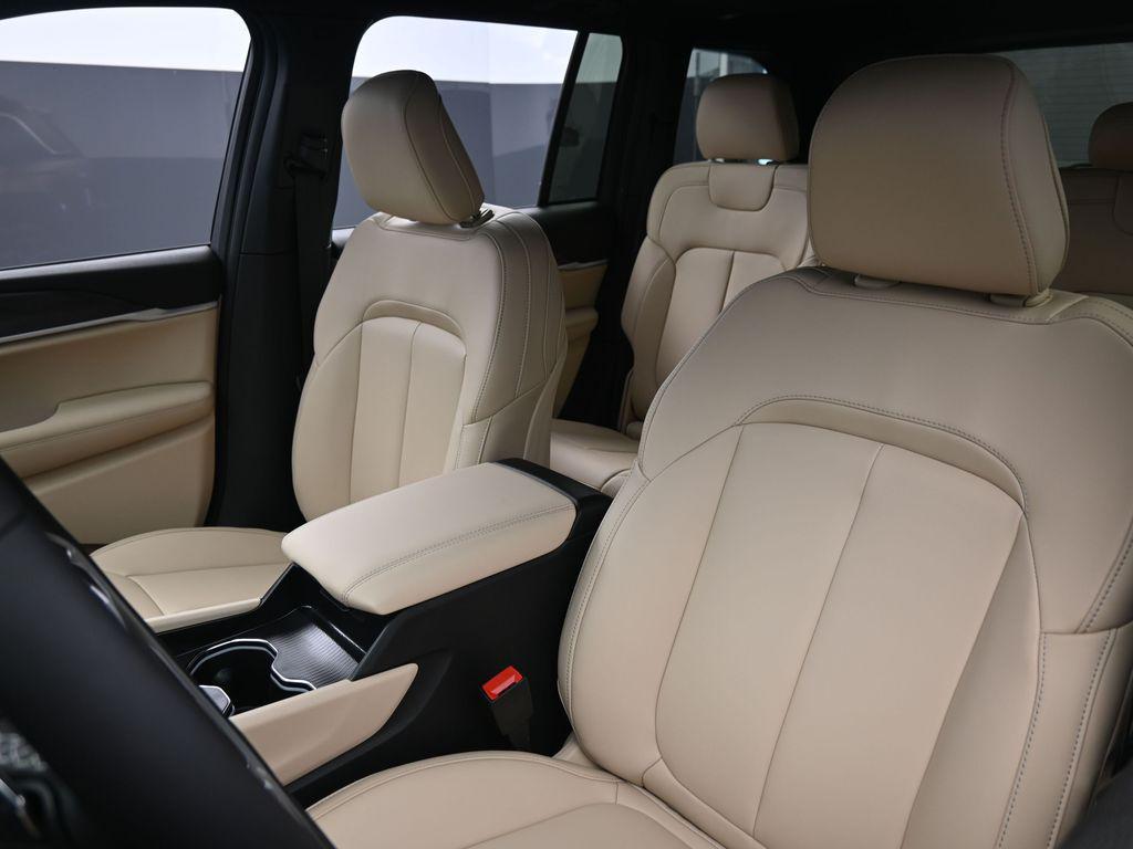 new 2025 Jeep Grand Cherokee car, priced at $46,685
