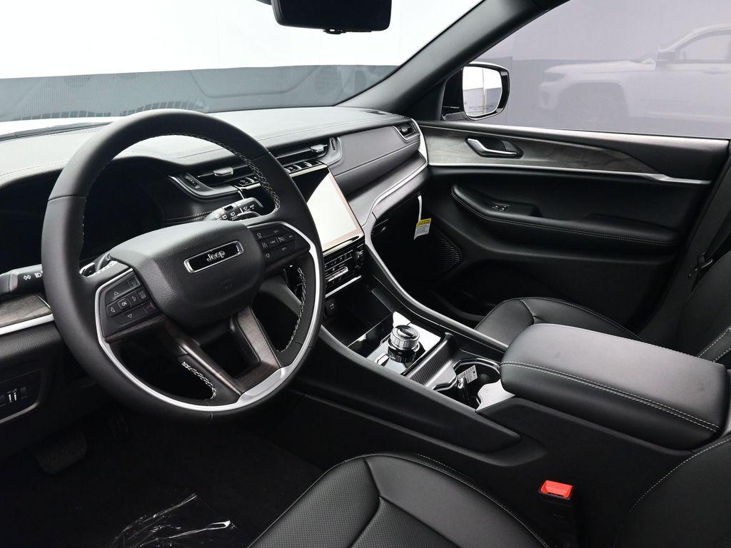 new 2025 Jeep Grand Cherokee car, priced at $49,015
