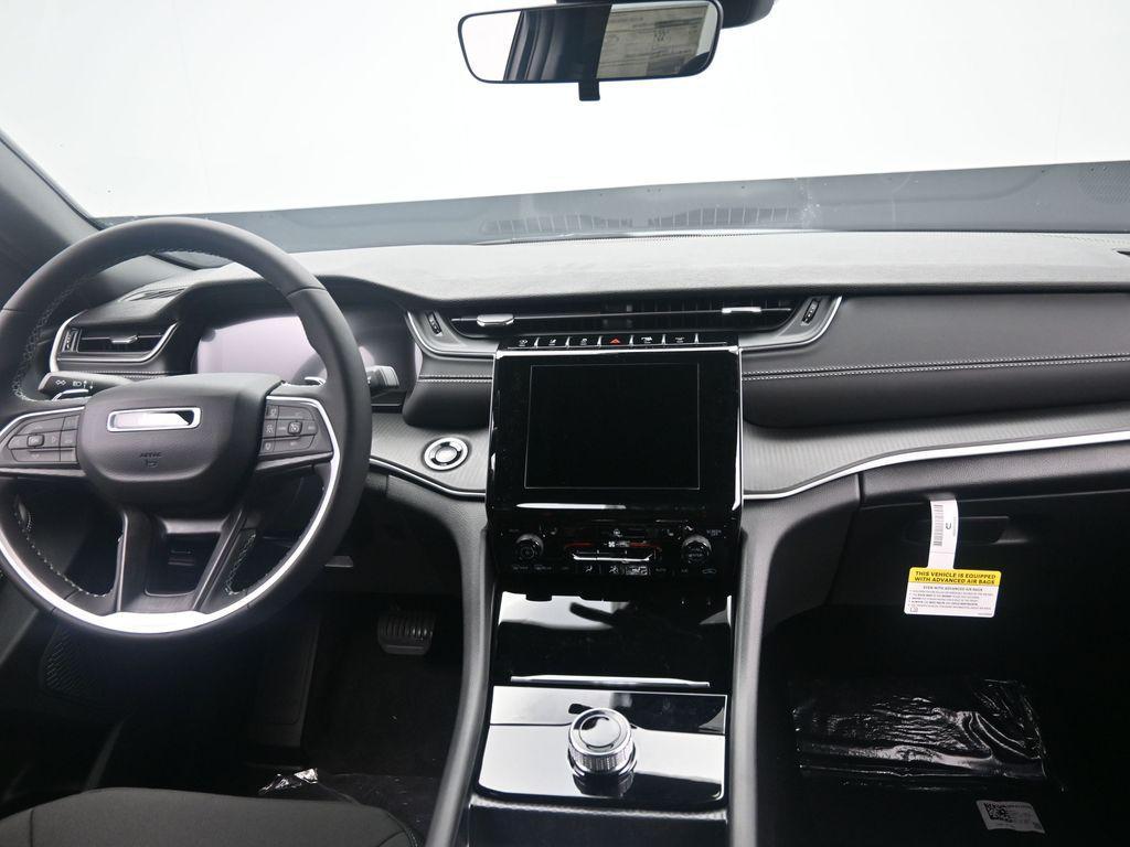 new 2025 Jeep Grand Cherokee car, priced at $39,570