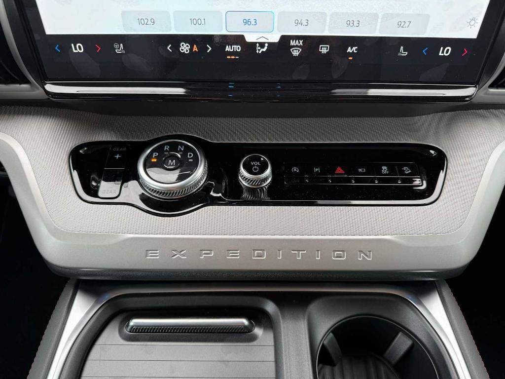 new 2025 Ford Expedition car, priced at $71,920