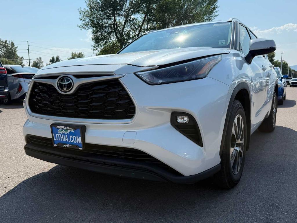 used 2022 Toyota Highlander car, priced at $35,652