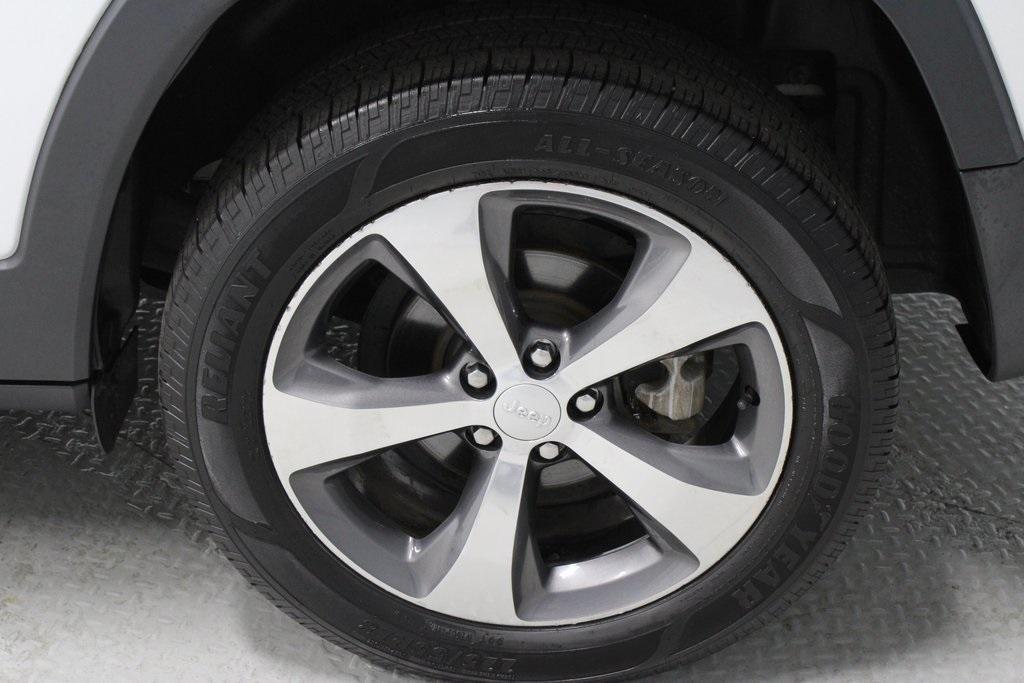 used 2020 Jeep Cherokee car, priced at $12,024