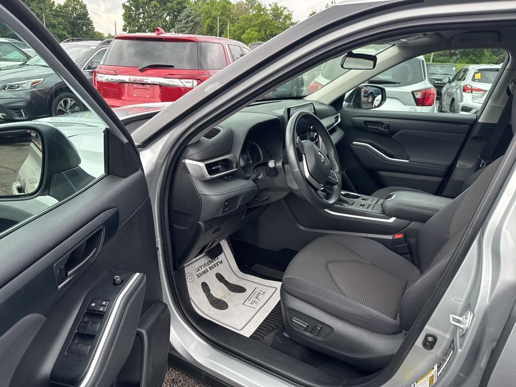used 2022 Toyota Highlander car, priced at $33,451