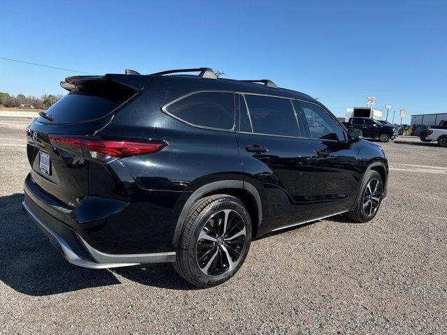 used 2022 Toyota Highlander car, priced at $34,400