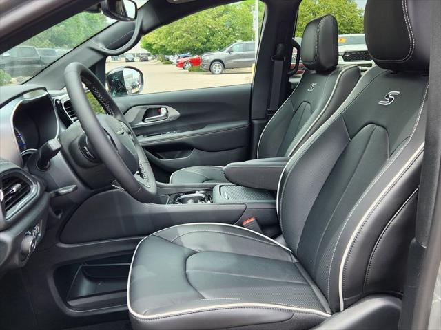 new 2025 Chrysler Pacifica Hybrid car, priced at $53,895