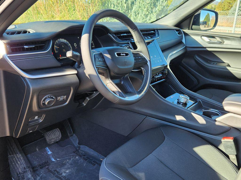 new 2025 Jeep Grand Cherokee car, priced at $39,614