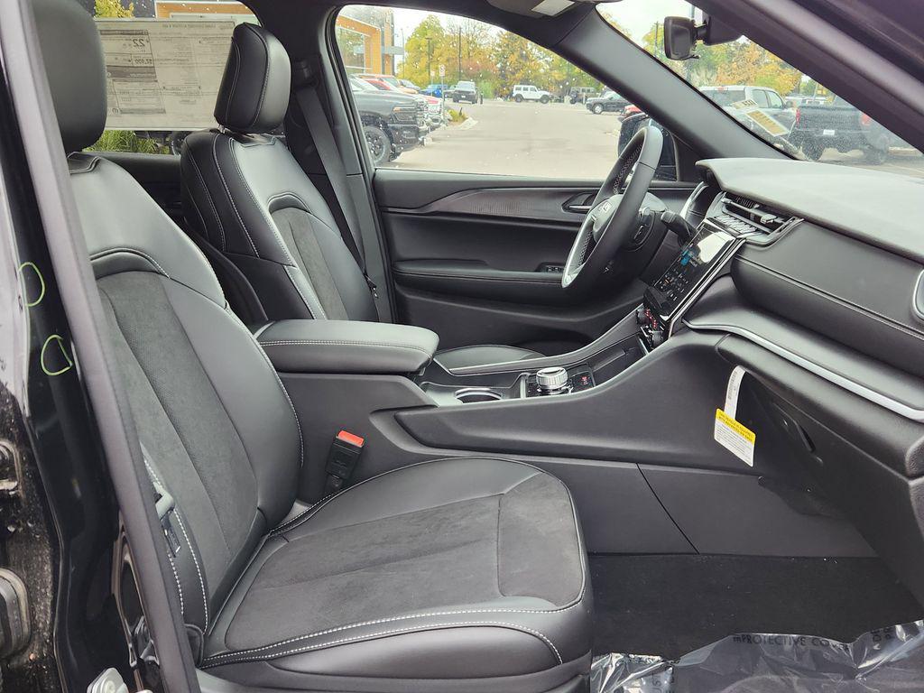 new 2025 Jeep Grand Cherokee car, priced at $43,724