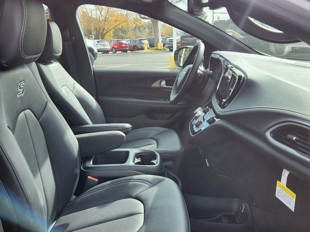 new 2026 Chrysler Pacifica car, priced at $46,926
